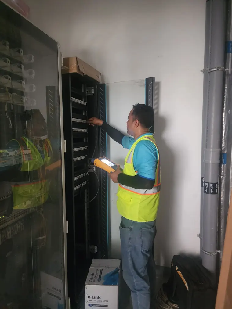 IP Care engineer Fluke-testing terminated Cat6 links at the patch panels in the Yas Driving Academy comms rack
